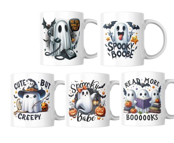 Fünf weiße Halloween-Tassen mit verschiedenen gruseligen und lustigen Geistermotiven: Ein Geist mit Telefon und dem Spruch ‚No you hang up first‘, ein lächelnder Geist mit dem Text ‚Spooky Boo-be‘, ein süßer Geist mit Hexenhut und dem Spruch ‚Cute but Cre